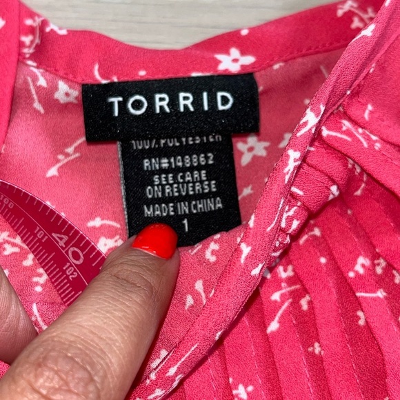 Torrid Pink and White floral pleated chiffon top size 1 - Picture 7 of 7